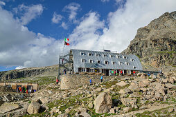 Hut Rifugio Vittorio Emanuele II, Gran Paradiso, Gran Paradiso Nationalpark, Graian Alps range, valley of Aosta, Aosta, Italy