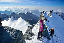 Frau steht am Südgrat des Gran Paradiso, Gran Paradiso, Nationalpark Gran Paradiso, Grajische Alpen, Aostatal, Aosta, Italien