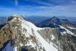 Mehrere Personen klettern am Grat zum Gran Paradiso, Mont Blanc im Hintergrund, Gran Paradiso, Nationalpark Gran Paradiso, Grajische Alpen, Aostatal, Aosta, Italien
