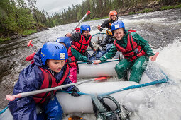 Rafting auf der Family Route auf dem Fluss Kitkajoki, Nationalpark Oulanka, Nordösterbotten, Finnland