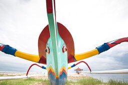 Traditionelles buntes Fischerboot am Strand, Sanur, Denpasar, Bali, Indonesien