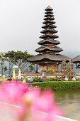 Water tempel Pura Ulun Danu Bratan on the shores of Lake Bratan, Bedugul, Bali, Indonesia