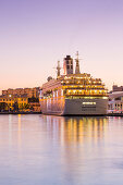Kreuzfahrtschiff MS Deutschland (Reederei Peter Deilmann) am Kreuzfahrtterminal im Hafen in der Abenddämmerung, Malaga, Andalusien, Spanien, Europa