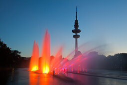 Wasserlichtorgel am Parksee, Fernsehturm im Hintergrund, Planten un Blomen, Hamburg, Deutschland