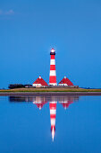 Leuchtturm spiegelt sich im Watt, Leuchtturm Westerhever, Halbinsel Eiderstedt, Schleswig-Holstein, Deutschland