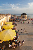 Menschen im Café an der Strandpromenade, Pavillon im Hintergrund, Insel Borkum, Ostfriesland, Niedersachsen, Deutschland