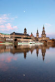 Morgenstimmung, Mond spiegelt sich in der Elbe, Ständehaus, Residenzschloss, Hofkirche, Dresden, Sachsen, Deutschland