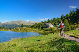Frau wandert auf Weg vor Rifugio Colbricon, Trans-Lagorai, Lagorai-Höhenweg, Lagorai, Dolomiten, UNESCO Welterbe Dolomiten, Trentino, Italien