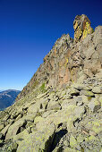 Felsblöcke unter Felsturm, Trans-Lagorai, Lagorai-Höhenweg, Lagorai, Dolomiten, UNESCO Welterbe Dolomiten, Trentino, Italien
