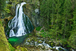 Wasserfall fließt in grünen Gumpen, Gollinger Wasserfall, Golling, Berchtesgadener Alpen, Salzburg, Österreich