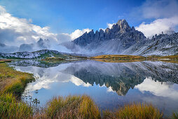 Paternkofel spiegelt sich in Bödensee, Bödensee, Sextener Dolomiten, Dolomiten, UNESCO Welterbe Dolomiten, Venezien, Venetien, Italien