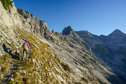 Frau wandert auf Rothorn und Mitterhorn zu, Nurracher Höhenweg, Ulrichshorn, Loferer Steinberge, Tirol, Österreich