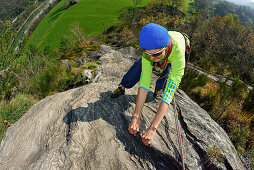 Frau klettert über Gneisfelsen, Torbeccio, Maggiatal, Tessin, Schweiz