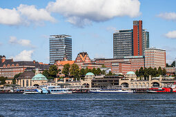 Blick über die Elbe auf Landungsbrücken, St. Pauli, Hamburg, Deutschland