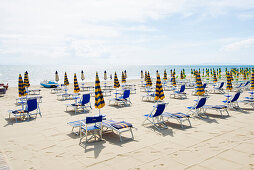Strandstühle und Strand, Follonica, Provinz Grosseto, Toskana, Italien