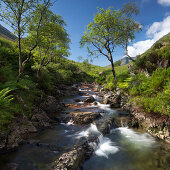 Wasserfall in den Bergen, Argyll and Bute, Highland, Schottland, Vereinigtes Königreich