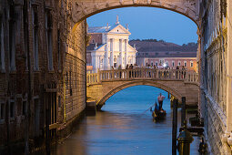 Kanal, Gondelfahrt durch den Rio di Palazzo e della Canonica, Seufzerbrücke, Dogenpalast, Kirche San Giorgio Maggiore im Hintergrund, Venedig, Italien