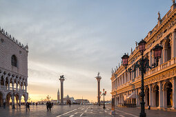 Sonnenaufgang, Morgenstimmung auf der Piazzetta San Marco, Venedig, Italien