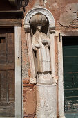 Mann mit Turban, Palazzo Mastelli, Steinskulptur in einer säulengerahmten Mauernische, Venedig, Italien