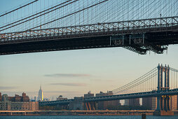 Manhattan Bridge und Empire State Building, Dumbo, Brooklyn, New York, USA