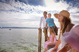 Familie auf einem Steg am Starnberger See, Oberbayern, Bayern, Deutschland