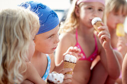 Girls eating ice cream, lake Starnberg, Upper Bavaria, Bavaria, Germany