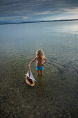 Mädchen mit ienem Segelboot im Starnberger See, Oberbayern, Bayern, Deutschland