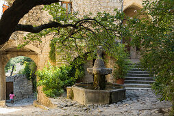 mittelalterlicher Brunnen, Crestet, bei Vaison-la-Romaine, Département Vaucluse, Provence-Alpes-Côte d´Azur, Provence, Frankreich