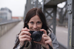 Junge Frau fotografiert auf der Hackerbrücke, München, Bayern, Deutschland