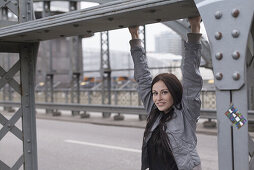 Junge Frau auf der Hackerbrücke, München, Bayern, Deutschland