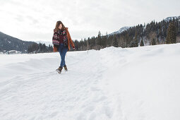 Junge Frau im Schnee, Spitzingsee, Oberbayern, Bayern, Deutschland