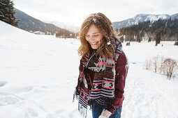 Junge Frau mit Schnee im Haar lacht, Spitzingsee, Oberbayern, Bayern, Deutschland