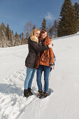 Zwei junge Frauen umarmen sich, Spitzingsee, Oberbayern, Bayern, Deutschland