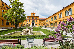 Lehnbachhaus with garden and fountain, art museum, Staedtische Galerie im Lehnbachhaus, Lehnbachpalais, architekt Gabriel von Seidl, 19th century, Munich, Upper Bavaria, Bavaria, Germany, Europe