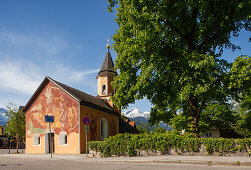 Sebastianskapelle, Kirche St. Sebastian, 17.-18. Jhd., Wettersteingebirge mit Alpspitze, Berg, Frühling, Partenkirchen, Garmisch-Partenkirchen, Werdenfelser Land, Bayerische Alpen, Oberbayern, Bayern, Deutschland, Europa