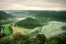 Blick zur Donau Schleife im Morgennebel von Burg Wildenstein, Naturpark Oberes Donautal, Landkreis Sigmaringen, Tuttlingen, Zollernalb, Biberach, Schwäbische Alb, Baden-Württemberg, Deutschland