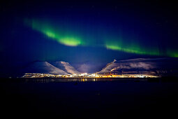 Aurora borealis (Polarlichter) über Longyearbyen, Spitzbergen, Svalbard, Norwegen