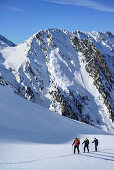 Drei Personen auf Skitour steigen zur Frauenwand auf, Frauenwand, Schmirntal, Zillertaler Alpen, Tirol, Österreich
