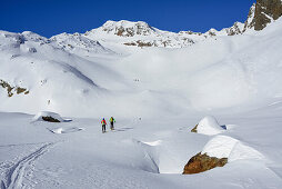 Zwei Personen auf Skitour steigen zur Schneespitze auf, Schneespitze, Pflerschtal, Stubaier Alpen, Südtirol, Italien