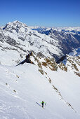 Mann auf Skitour steigt zur Schneespitze auf, Habicht im Hintergrund, Schneespitze, Pflerschtal, Stubaier Alpen, Südtirol, Italien
