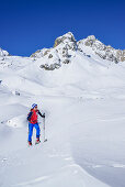 Frau auf Skitour steigt zum Col Sautron auf, Monte Sautron im Hintergrund, Col Sautron, Valle Maira, Cottische Alpen, Piemont, Italien