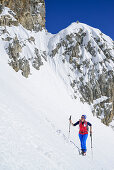 Frau auf Skitour steigt zur La Forcellina auf, Col Sautron, Valle Maira, Cottische Alpen, Piemont, Italien