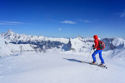 Frau auf Skitour steigt zum Monte Faraut auf, Monte Viso und Pelvo d'Elva im Hintergrund, Monte Faraut, Valle Varaita, Cottische Alpen, Piemont, Italien