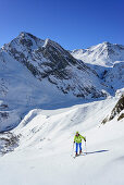 Frau auf Skitour steigt zum Monte Salza auf, Monte Pence und Buc Faraut im Hintergrund, Monte Salza, Valle Varaita, Cottische Alpen, Piemont, Italien