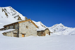 Verschneite Almhütten vor Monte Salza, Monte Salza, Valle Varaita, Cottische Alpen, Piemont, Italien