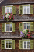 Holzschindeln, Fassade, Fenster, Blumen, Lech, Vorarlberg, Österreich