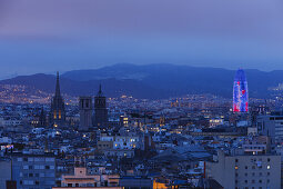 Blick über Barcelona vom Berg Montjuic, La Seu, Cathedral de Santa Eulalia, Kathedrale, Torre Agbar, Architekt Jean Novel, 2004, LED-Beleuchtung, Barcelona, Katalonien, Spanien, Europa