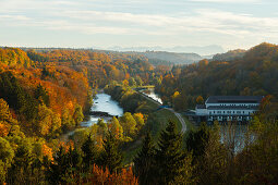 Blick über das Isartal zu den bayerischen Alpen mit Zugspitze, Herbst, Isar, Wasserkraftwerk, Isartal, Pullach im Isartal, Münchner Süden, bei München, Oberbayern, Bayern, Deutschland, Europa