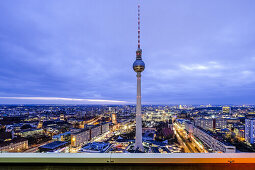 Blick auf Berlin und den Alex in der Abenddämmerung, Alexanderplatz Berlin, Deutschland