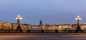 Blick von der Lombardsbrücke über die Binnenalster Richtung Jungfernstieg und Rathaus in der Dämmerung in der Weihnachtszeit, Hamburg, Deutschland